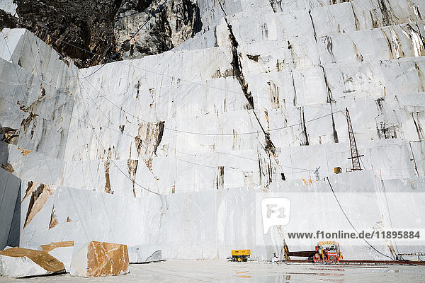 Europa  Italien  Carrara  Marmorsteinbrüche. Carrara-Marmor ist eine Art weißer oder blaugrauer Marmor von hoher Qualität  der gerne für Skulpturen und Gebäudedekor verwendet wird.