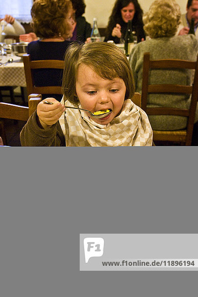 Kinder essen Tortellini