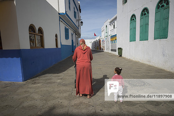 Marokko  Asilah  Mutter und Tochter
