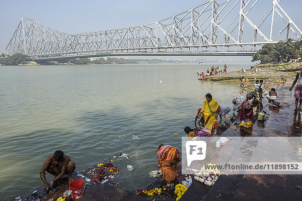 Indien  Westbengalen  Kolkata  Howrah-Brücke  Alltagsleben