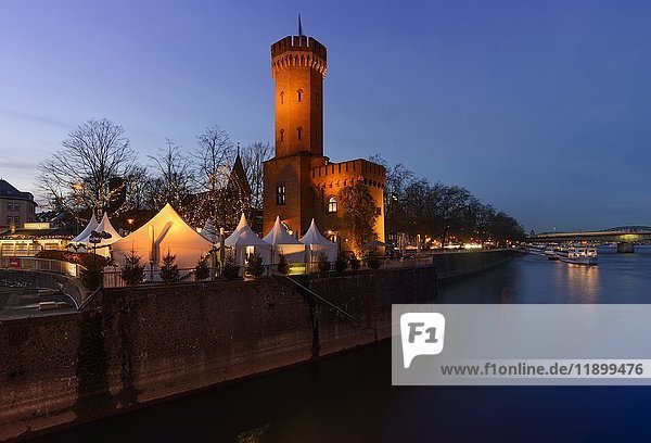 Weihnachtsmarkt mit Malakoffturm  Rheinauhafen  Köln  Nordrhein-Westfalen  Deutschland  Europa