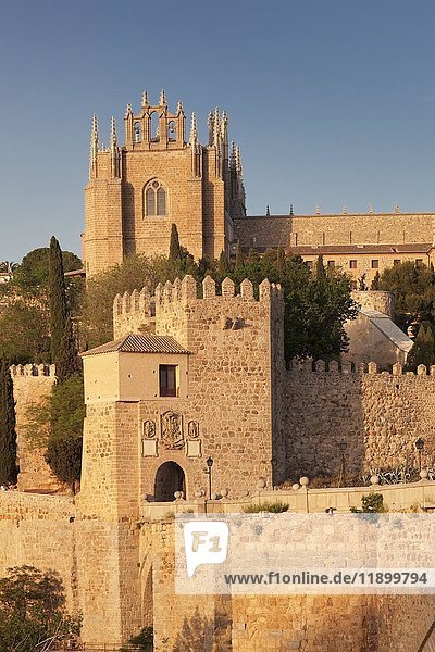Brücke Puente de San Martin  Kirche San Juan de los Reyes  Toledo  Kastilien-La Mancha  Spanien  Europa