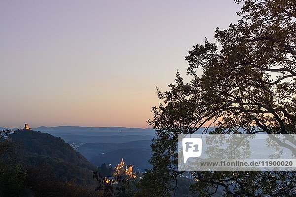 Blick vom Petersberg auf Drachenfels und Drachenburg  Abenddämmerung  Siebengebirge  Nordrhein-Westfalen  Deutschland  Europa