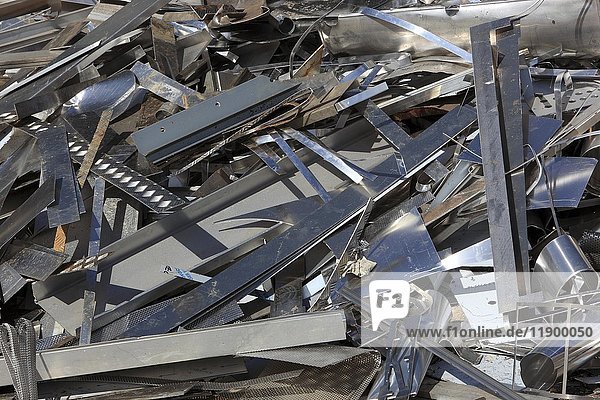 Metallabfälle industrieller Art auf einem Spritzbeton in einer Recyclinganlage  Deutschland  Europa
