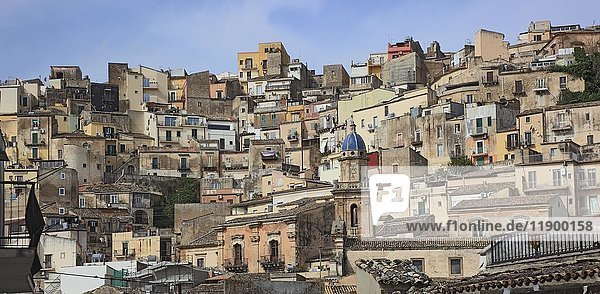 Blick auf Häuser im Stadtteil Ragusa Superiore  Ragusa  Sizilien  Italien  Europa