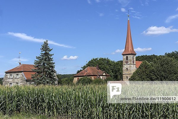 Kirche St. Giles und Pfarrhaus von 1734  Beerbach  Mittelfranken  Bayern  Deutschland  Europa