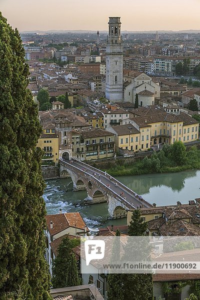 Panoramablick vom Hügel San Pietro  Altstadt mit dem Fluss Etsch und der Brücke Ponte Pietra  Verona  Venetien  Italien  Europa