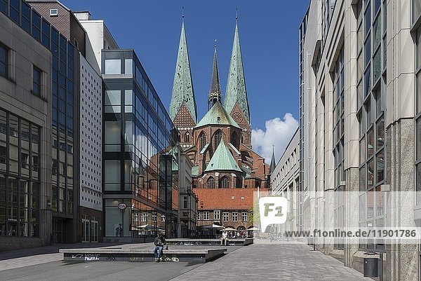 Marienkirche  links und rechts moderne Kaufhausfassaden  Lübeck  Schleswig-Holstein  Deutschland  Europa