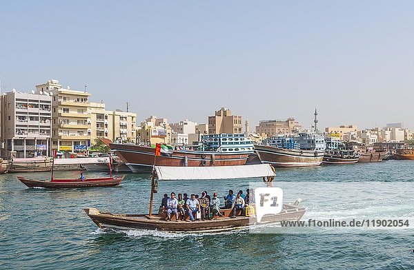 Kleine traditionelle Schiffe und alte Dhau auf dem Creek  Old Dubai  Vereinigte Arabische Emirate  Asien