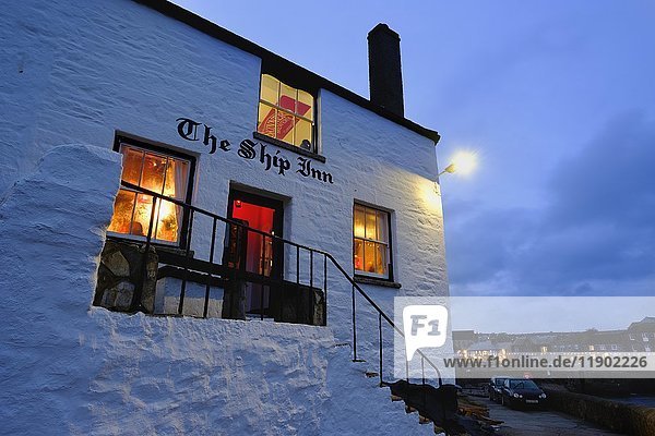 Pub in der Abenddämmerung  The Ship Inn  Porthleven  Cornwall  England  Vereinigtes Königreich  Europa