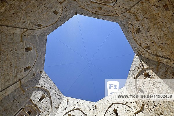 Schloss Castel del Monte  Stauferkaiser Friedrich II  UNESCO-Weltkulturerbe  Provinz Barletta-Andria-Trani  Apulien  Italien  Europa