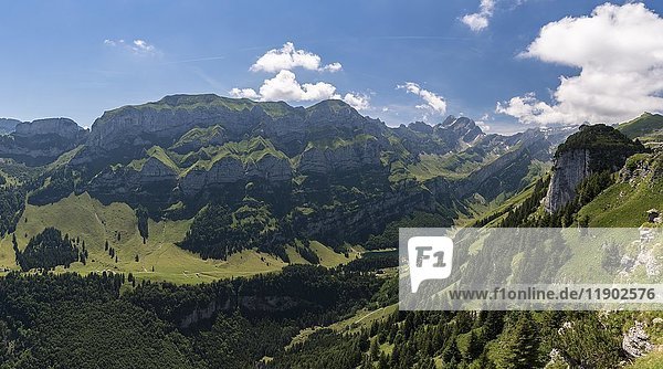 Blick von der Ebenalp auf Alpstein und Seealpsee  Kanton Appenzell Innerrhoden  Schweiz  Europa
