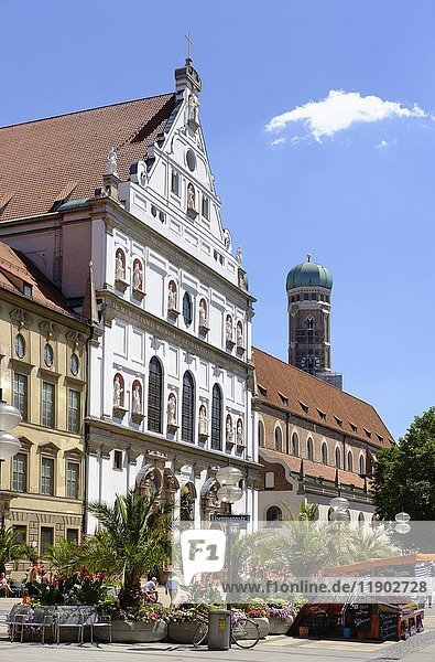 Michaelskirche und Kirchturm des Doms  Fußgängerzone  Neuhauser Straße  Altstadt  München  Oberbayern  Bayern  Deutschland  Europa