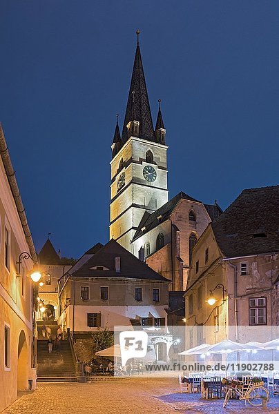 Altstadt und evangelische Kathedrale bei Nacht  Sibiu  Rumänien  Europa