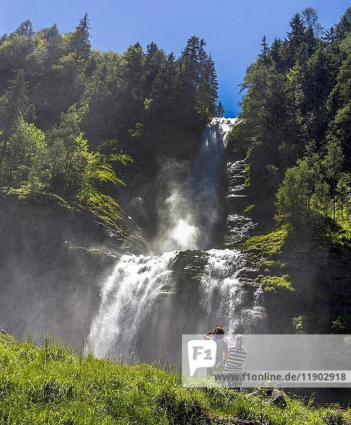 Zwei Frauen vor dem Rouget-Wasserfall  Sixt-fer-a-Cheval bei Samoens  Haute-Savoie  Frankreich  Europa