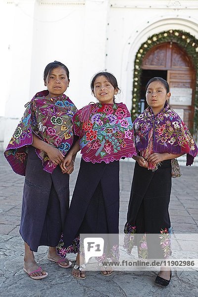 Mädchen in Tracht  Zinacantán  Bundesstaat Chiapas  Mexiko  Mittelamerika