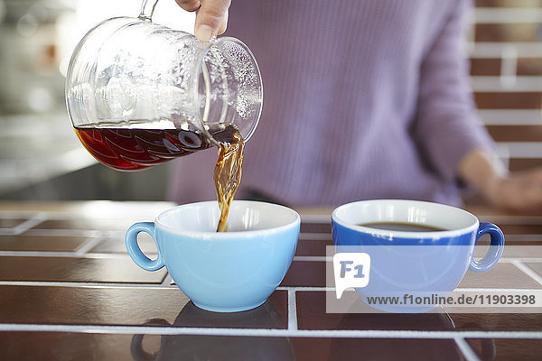 Japanischer Barkeeper bereitet Kaffee zu