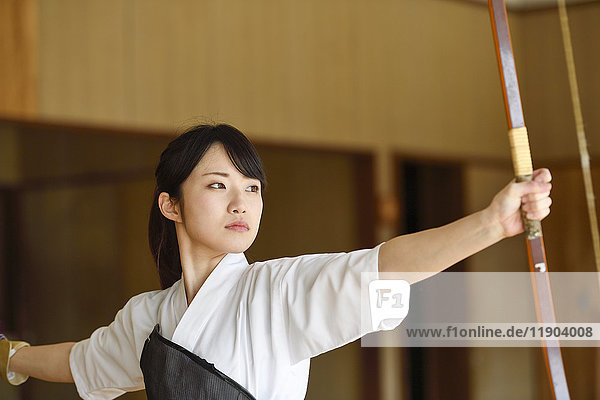 Traditioneller japanischer Bogenschütze beim Üben