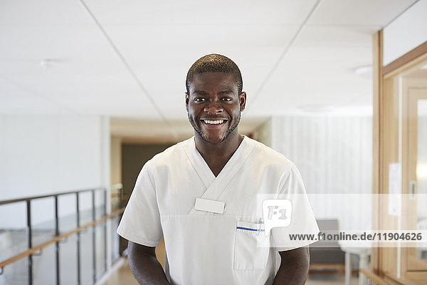 Porträt eines glücklichen Krankenpflegers im Krankenhaus