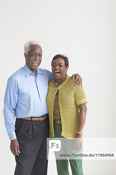 Porträt eines lachenden älteren schwarzen Paares