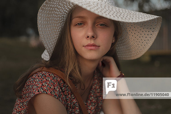 Porträt eines ernsten kaukasischen Teenagers mit Sonnenhut