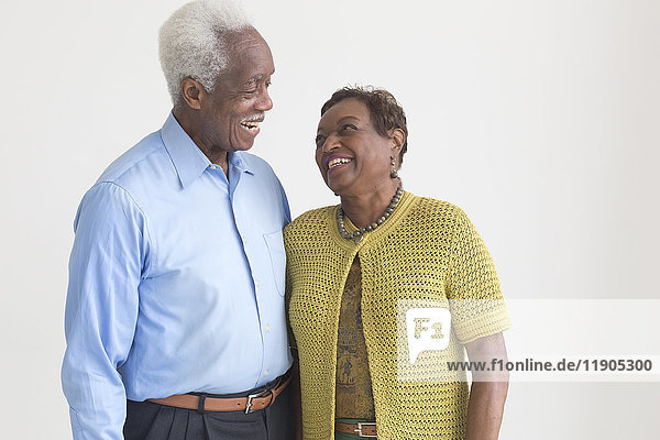 Porträt eines lächelnden älteren schwarzen Paares
