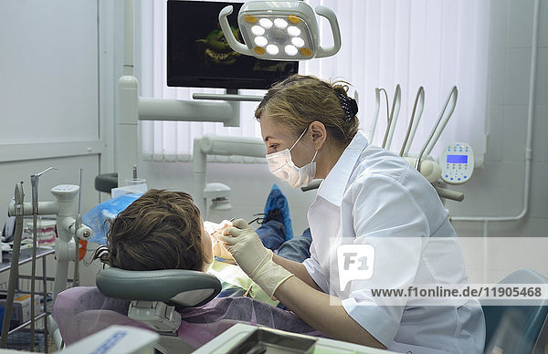 Zahnärztin behandelt Jungen