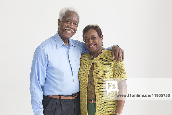 Porträt eines lächelnden  älteren schwarzen Paares