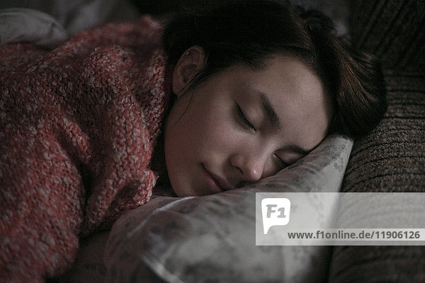 Kaukasische Frau schläft auf einem Kissen