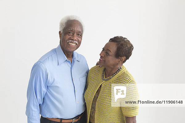 Porträt eines lächelnden älteren schwarzen Paares