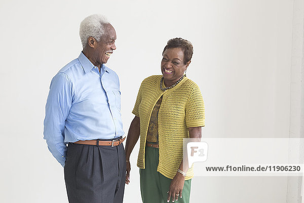 Porträt eines älteren schwarzen Paares  das lacht