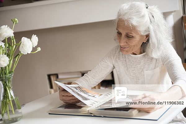 Ältere Frau beim Betrachten eines Fotoalbums