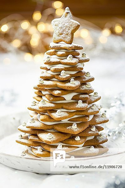 Ein Pfefferkuchenbaum mit Puderzucker und Silberkugeln für Weihnachten