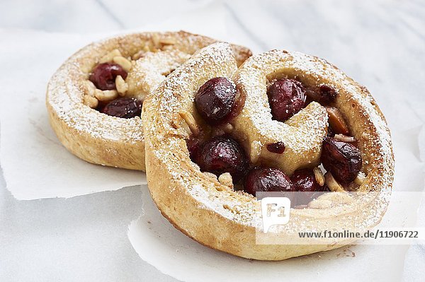 Hefeschnecken mit Kirschen und Mandeln