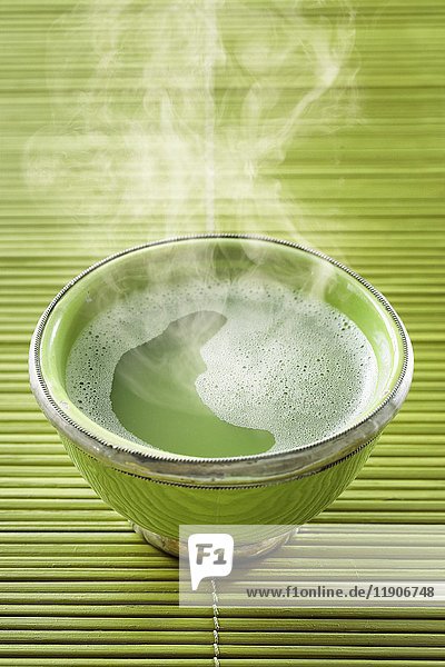 Eine dampfende Schale Matcha-Tee