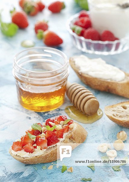 Erdbeeren  Minze und Haselnüsse auf Mascarpone-Toast mit Honig