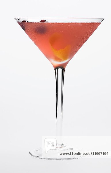 Ein Cosmo-Cocktail in einem Stielglas