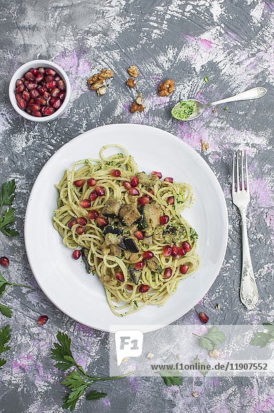 Spaghetti mit Petersilien-Walnuss-Pesto  Auberginen und Granatapfel