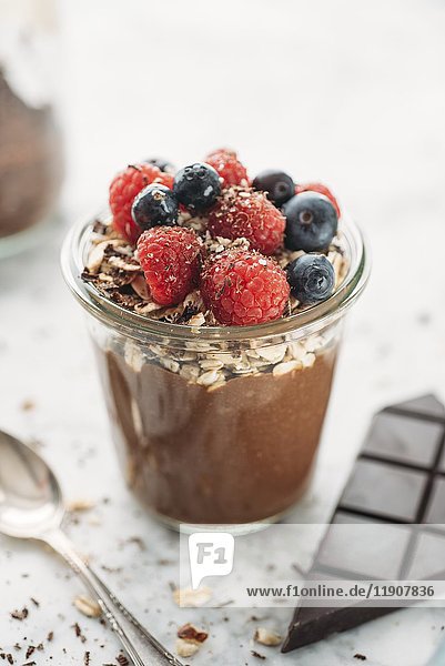 Kokosnuss-Schokoladen-Joghurt mit Haferflocken  Nüssen und Beeren (vegan)