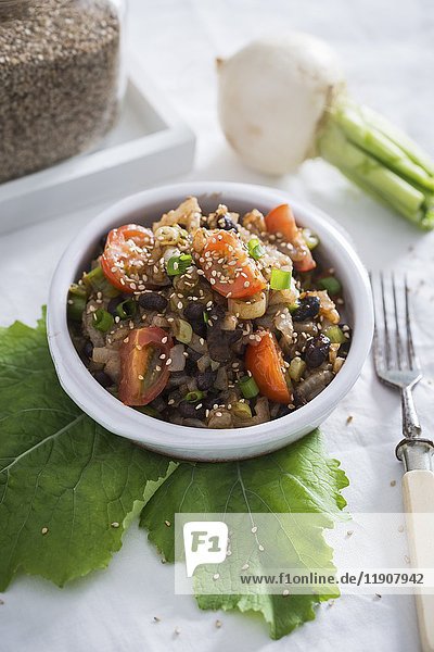 Ein warmer Salat mit Rüben und schwarzen Bohnen (vegan)
