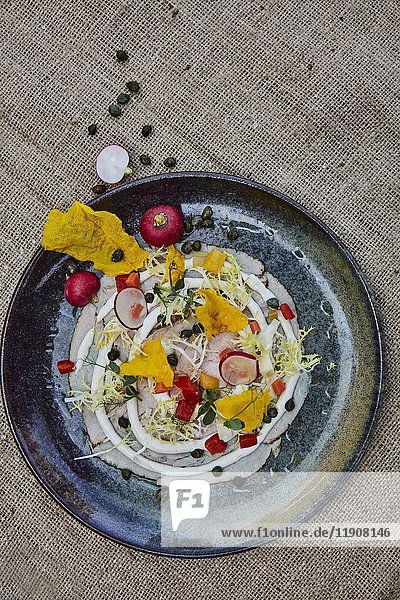 Bunter Salat mit Radieschen und Zucchiniblüten