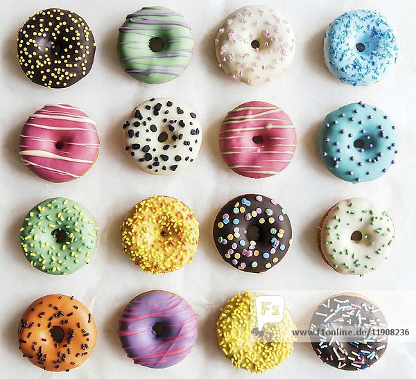 Süße bunte und glasierte amerikanische Donuts