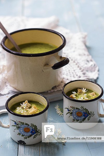 Cremige Bärlauch-Suppe mit Croutons in Emaille-Tassen