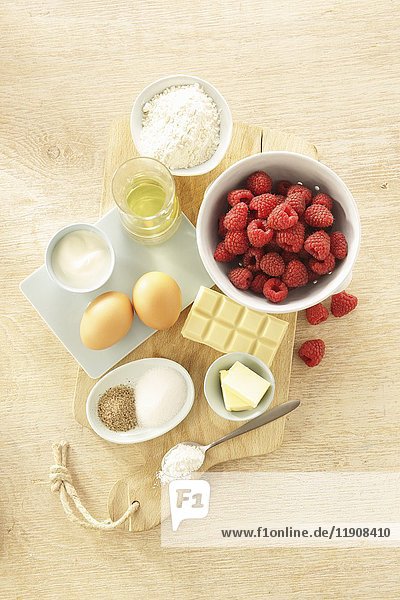 Zutaten für einen Becherkuchen mit Joghurt und Himbeeren