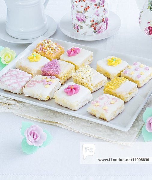 Hausgemachte Mini-Kuchen mit Zuckerblumen verziert