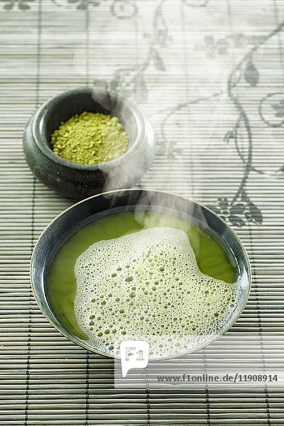 Dampfender Matcha-Tee und Matcha-Pulver