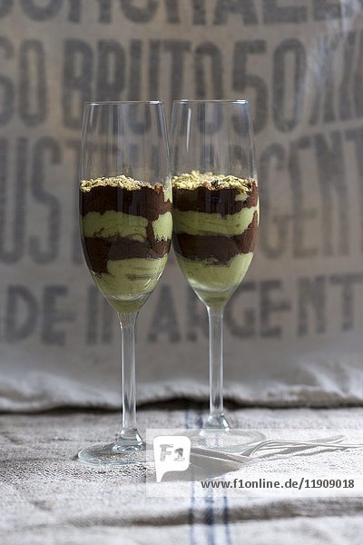 Vegane Schokoladen-Avocado-Creme-Desserts mit gehackten Pistazien
