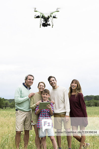 Familie spielt mit der Drohne zusammen