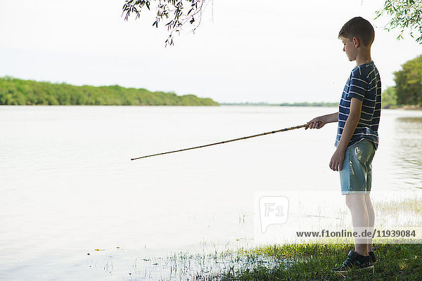 Junge fischen am See