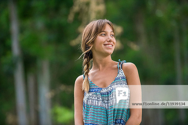 Junge Frau lächelt im Freien  Portrait